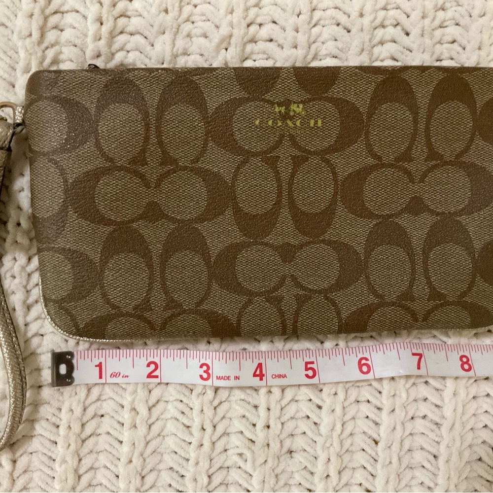 Coach Wristlet EUC with card pockets